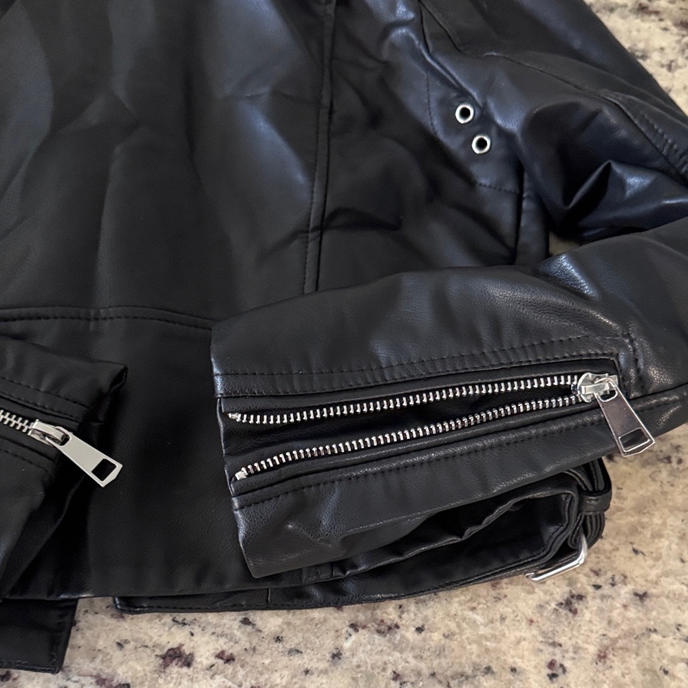Zara Black Faux Leather Biker Jacket with Silver Hardware, cropped Mid-waist - Picture 7 of 8
